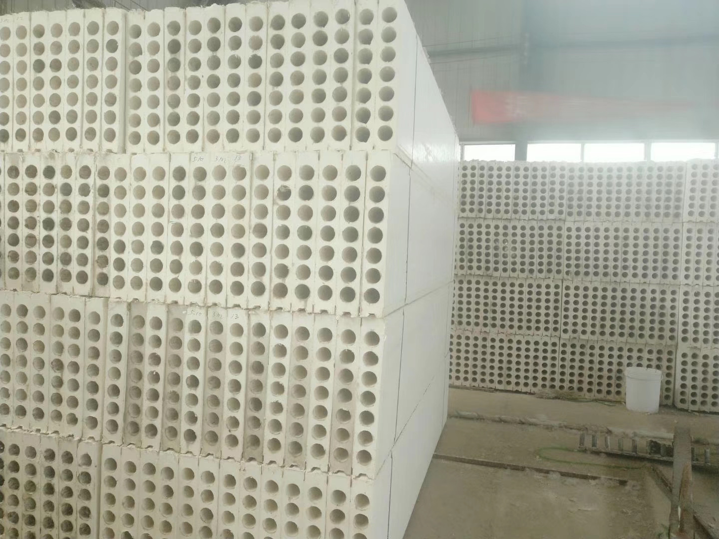  輕質(zhì)隔墻板